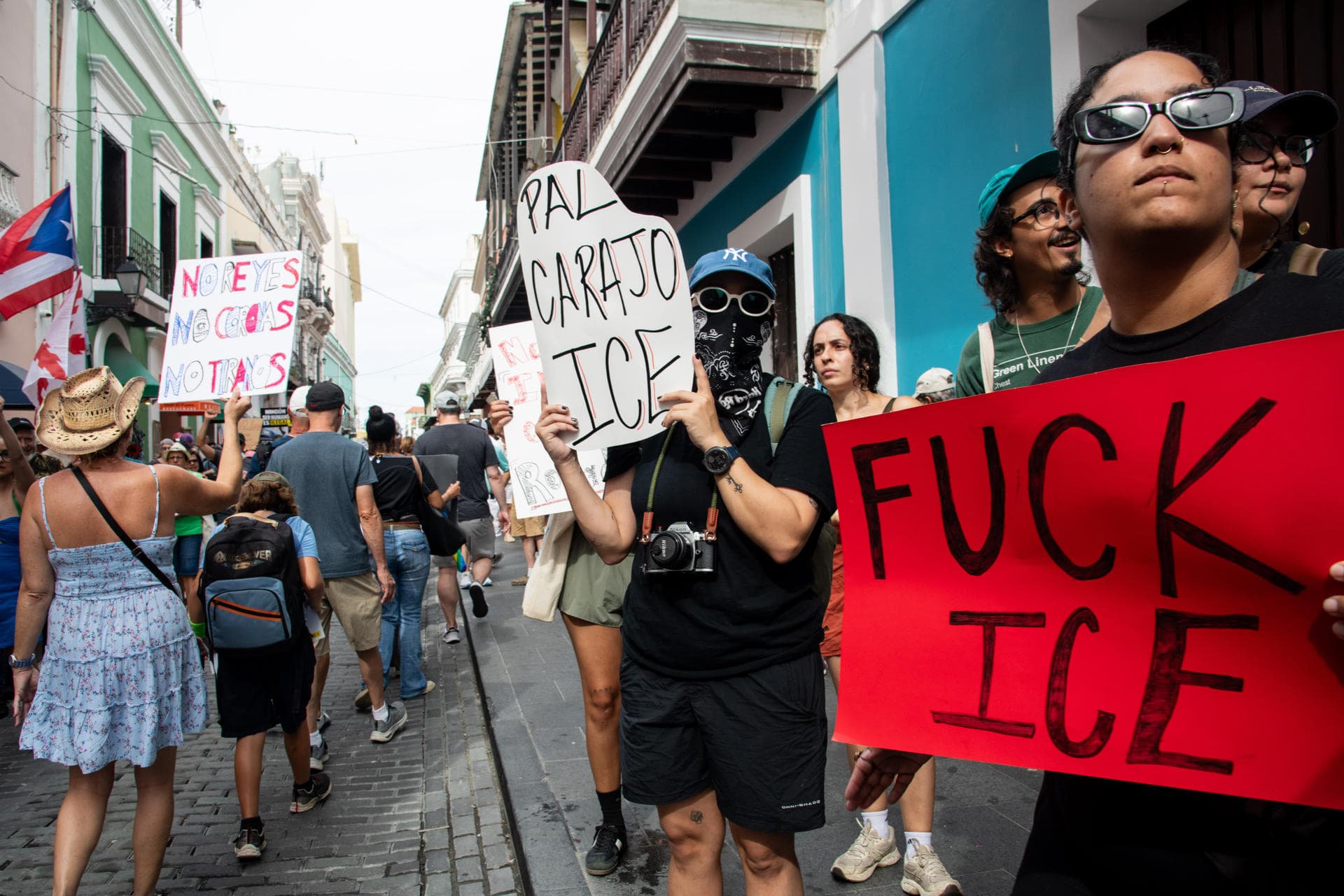 Grupos de izquierda se manifiestan frente a La Fortaleza 