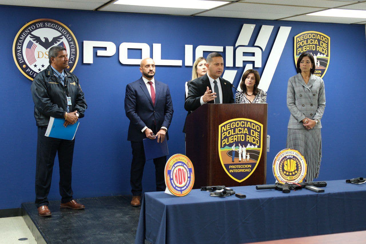 Arrestan a oficiales correccionales por drogas y armas 