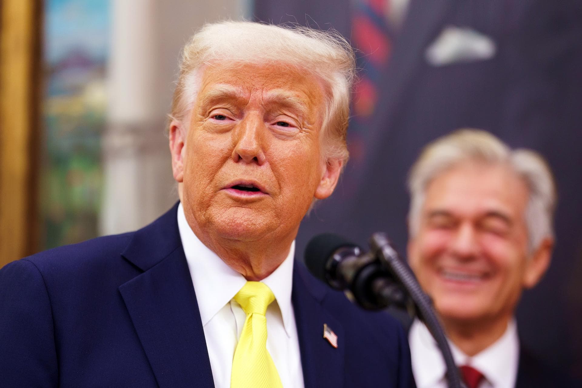 Trump advierte a Putin que "está jugando con fuego"