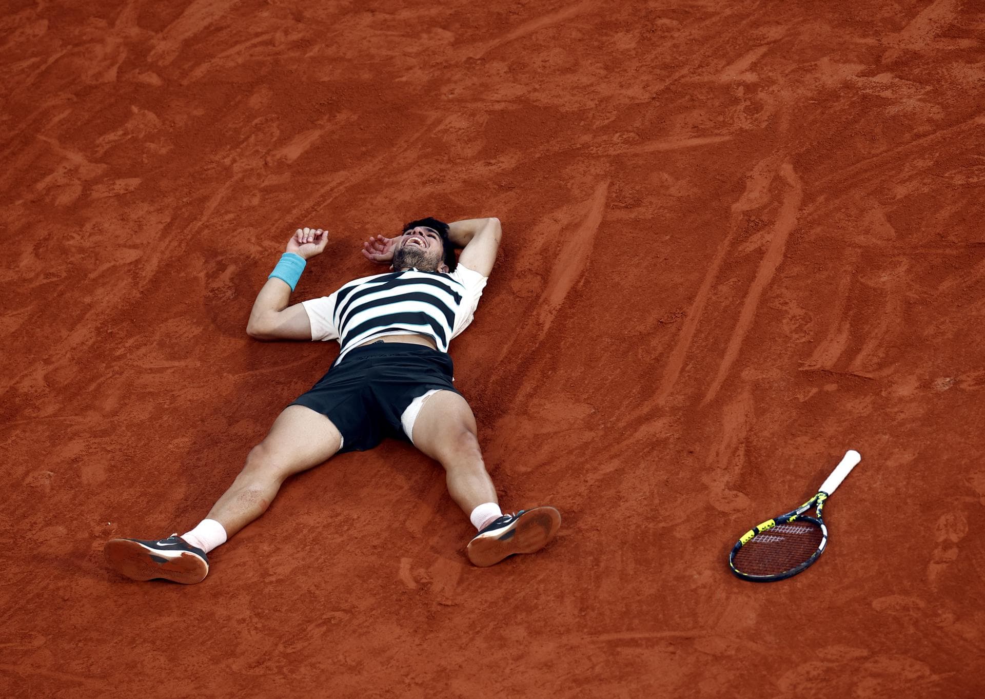 Alcaraz gana a Sinner para mantener fortín de Roland Garros
