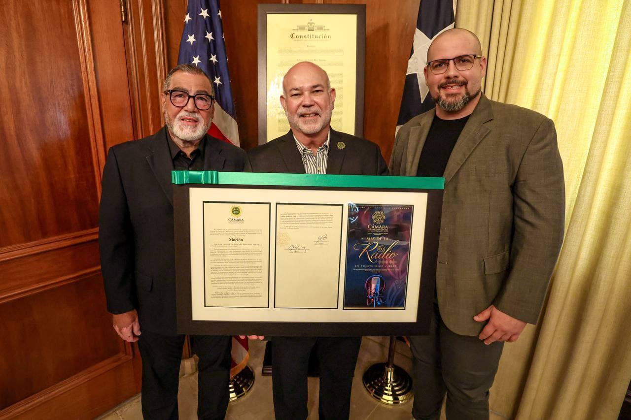 Cámara rinde homenaje a la Radio de Base de Fe 